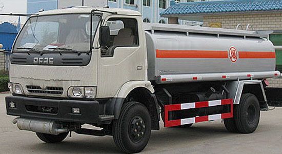 8立方東風康霸油罐車 